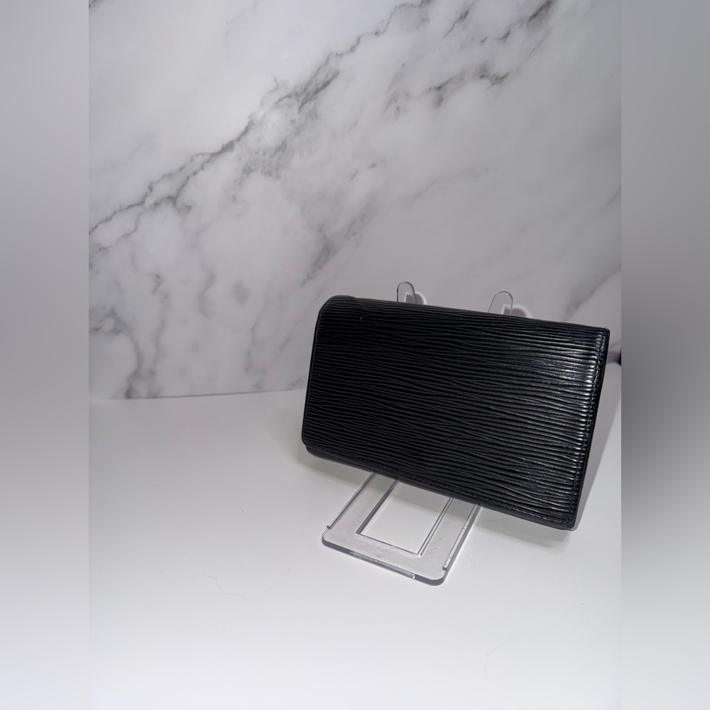 Authentic LV Epi Midsize Wallet - Great Condition